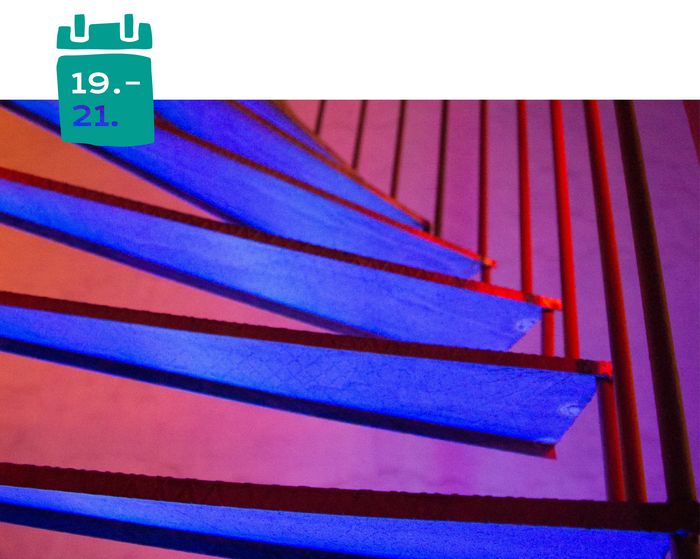 Auf dem Bild ist eine rot und blau beleuchtete Treppe zu sehen.