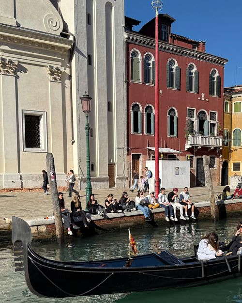 Sicht auf die Gruppe Studierende am Kanal.