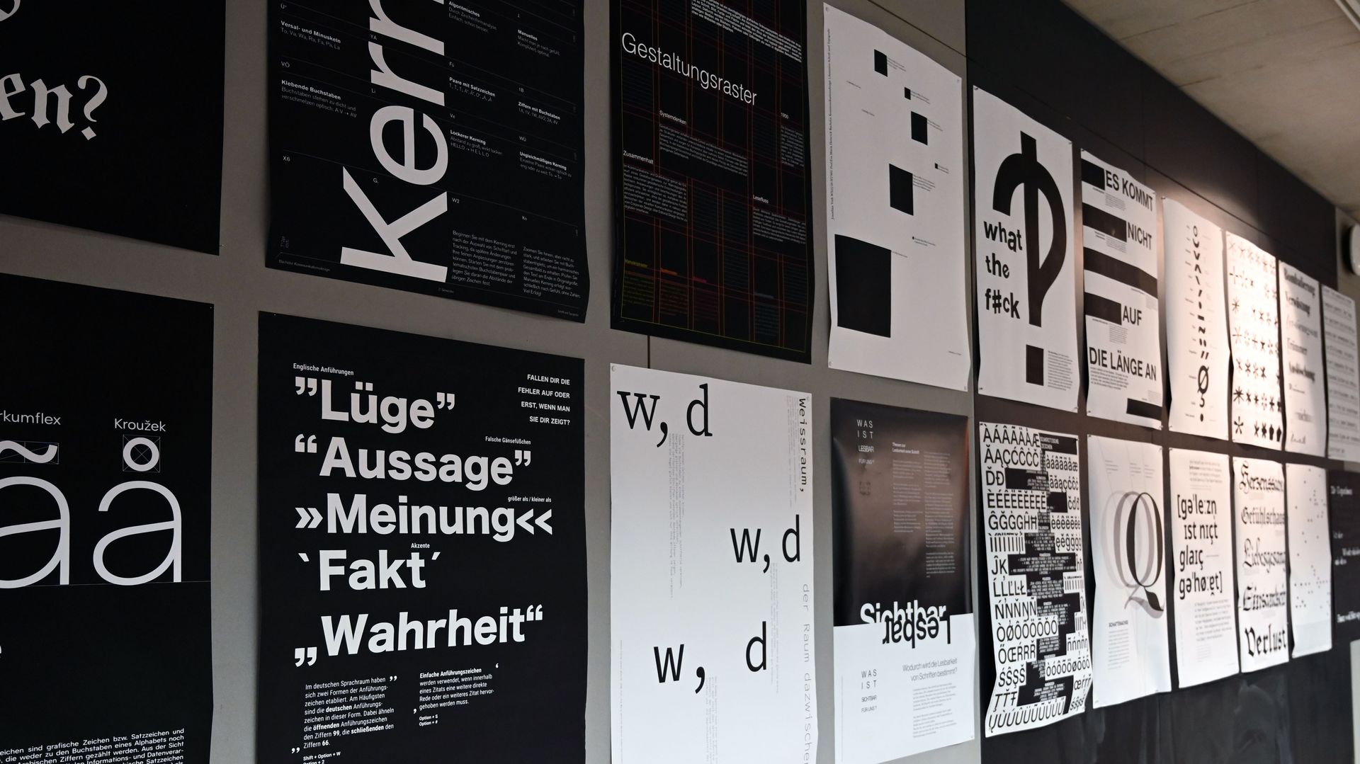 Plakate mit schwarz-weißer Typo-Gestaltung