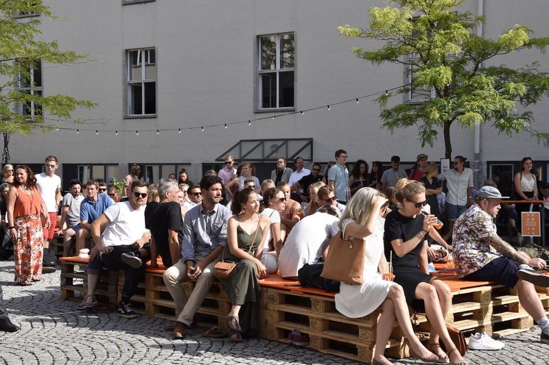 Besucher der Werkschau im Innenhof.