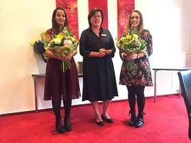 Präsidentin des Zonta Clubs Hegau-Bodensee mit zwei Studentinnen des Maschinenbau bei der Preisverleihung. Beide Studentinnen haben einen großen Blumenstrauß im Arm.