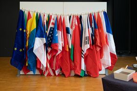 Bunte Fahnen verschiedener Länder aufgereiht an einem Seil 