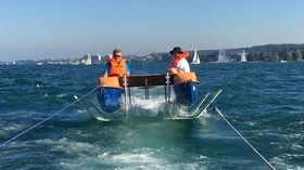 Tragflügelboot mit 2 Studierenden in orangefarbenen Schwimmwesten auf dem Bodensee