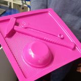mit einer rosa Kunststoffplatte wurden ein Hammer und ein Prozellanschälchen abgeformt