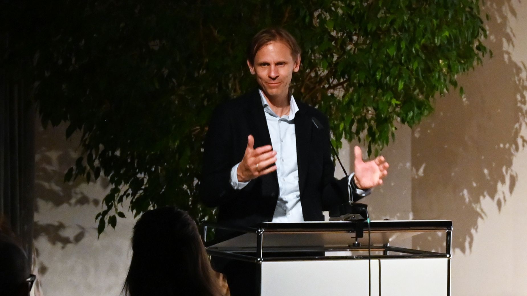 Hochschulpräsident Prof. Gunnar Schubert bei der Vernissagenrede