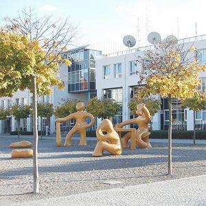 Forum der HTWG Konstanz mit Gebäude F und gelben Skulpturen