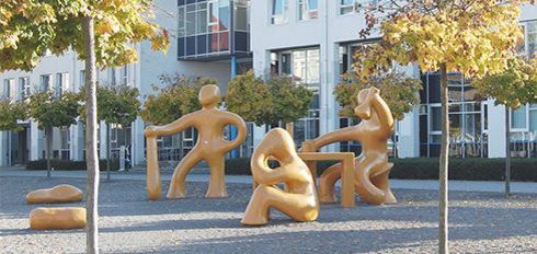 Forum der HTWG Konstanz mit Gebäude F und gelben Skulpturen