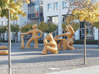 Forum der HTWG Konstanz mit Gebäude F und gelben Skulpturen