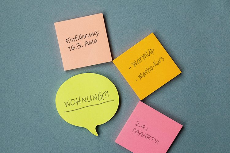 Vier bunte Post-its mit Notizen zu Terminen und Tipps für den Studienstart an der HTWG Konstanz.