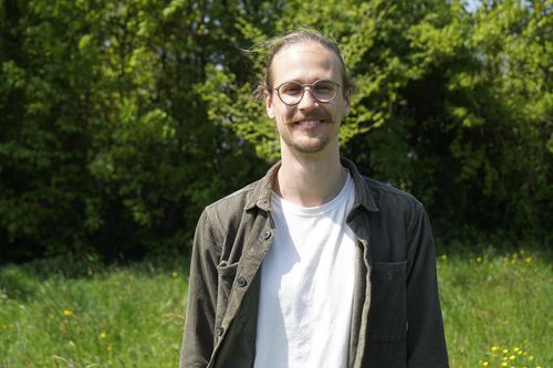 Bild von Jonathan Voth im Grünen Bild von Jonathan Voth im Grünen