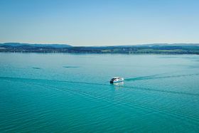 Eine Fahrgastschiff fährt über den Bodensee 