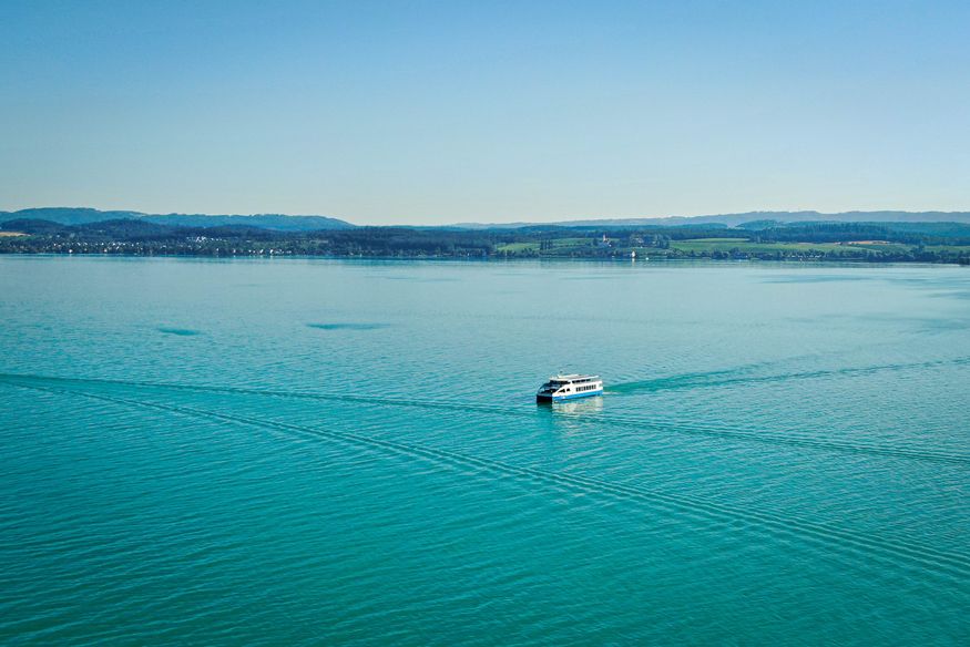 Eine Fahrgastschiff fährt über den Bodensee 