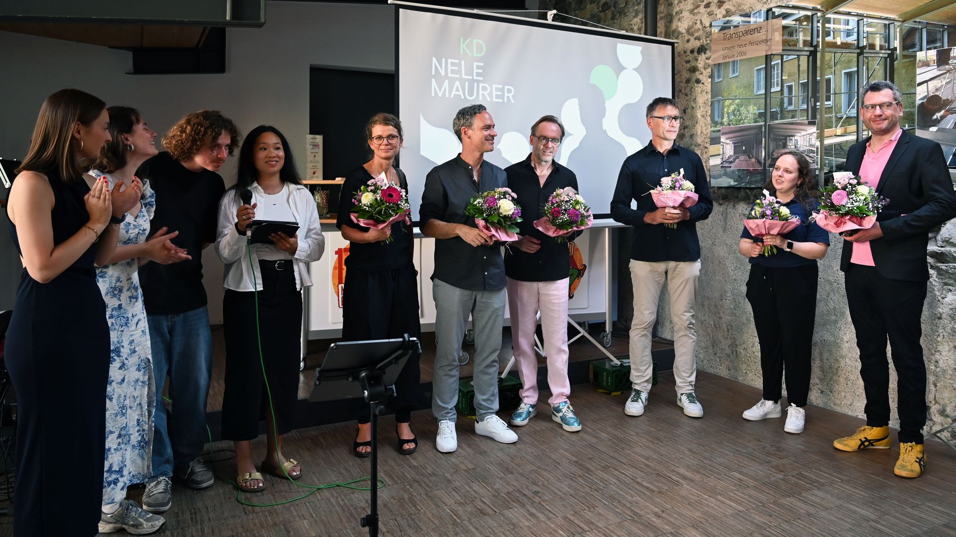 Foto mit Studierenden und Lehrenden auf der Bühne