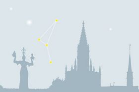 in grau gehaltene Silhouette: eine große Figur, die etwas auf dem Kopf trägt und in jeder Hand hält, eine Kirche, ein Turm, verbundene Sterne am Himmel
