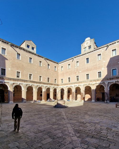 Bild von einemInnenhof in Venedig.