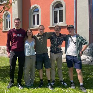 Ein Gruppenbild von 5 Studierenden im Green-Office.