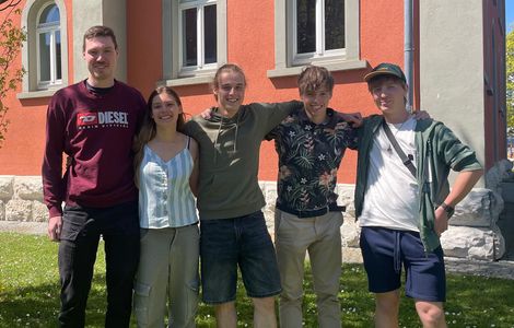 Ein Gruppenbild von 5 Studierenden im Green-Office.