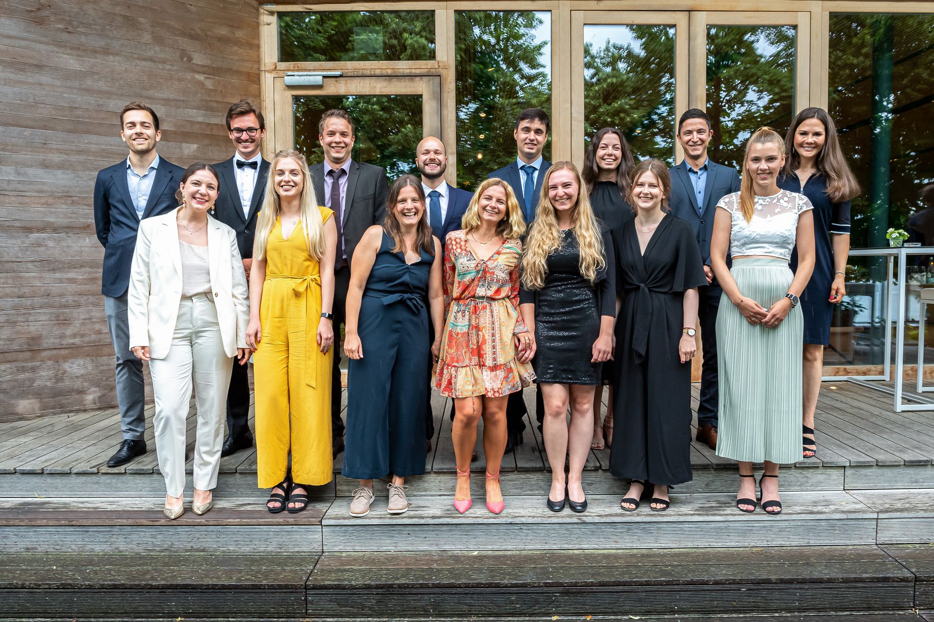 Gruppenbild aller anwesenden Bachelorabsolventen und -absolventinnen auf der Außentreppe der Comturey