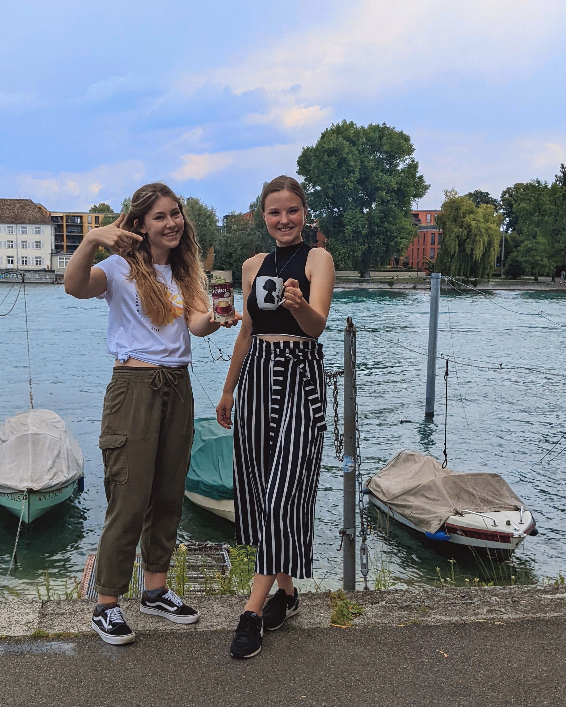 HTWG-Konstanz-Verfahrens-und-Umwelttechnik-Studium-Studentinnen-Seerhein Studentinnen der Verfahrens- und Umwelttechnik am Ufer des Seerheins.