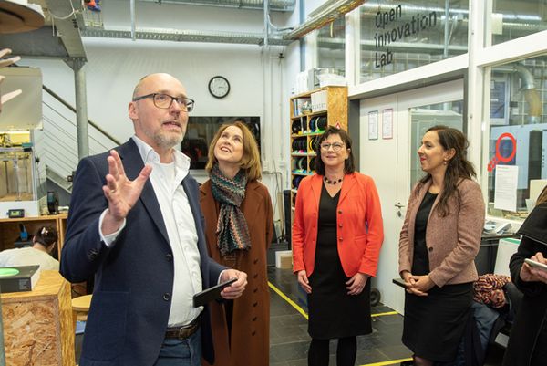 Vier Personen stehen im Open Innovation Lab der Hochschule. Von links: Prof. Oliver Fritz, Landtagsabgeordnete Nese Erikli, HTWG-Präsidentin Prof. Dr. Sabine Rein und Wissenschaftsministerin Petra Olschowski.