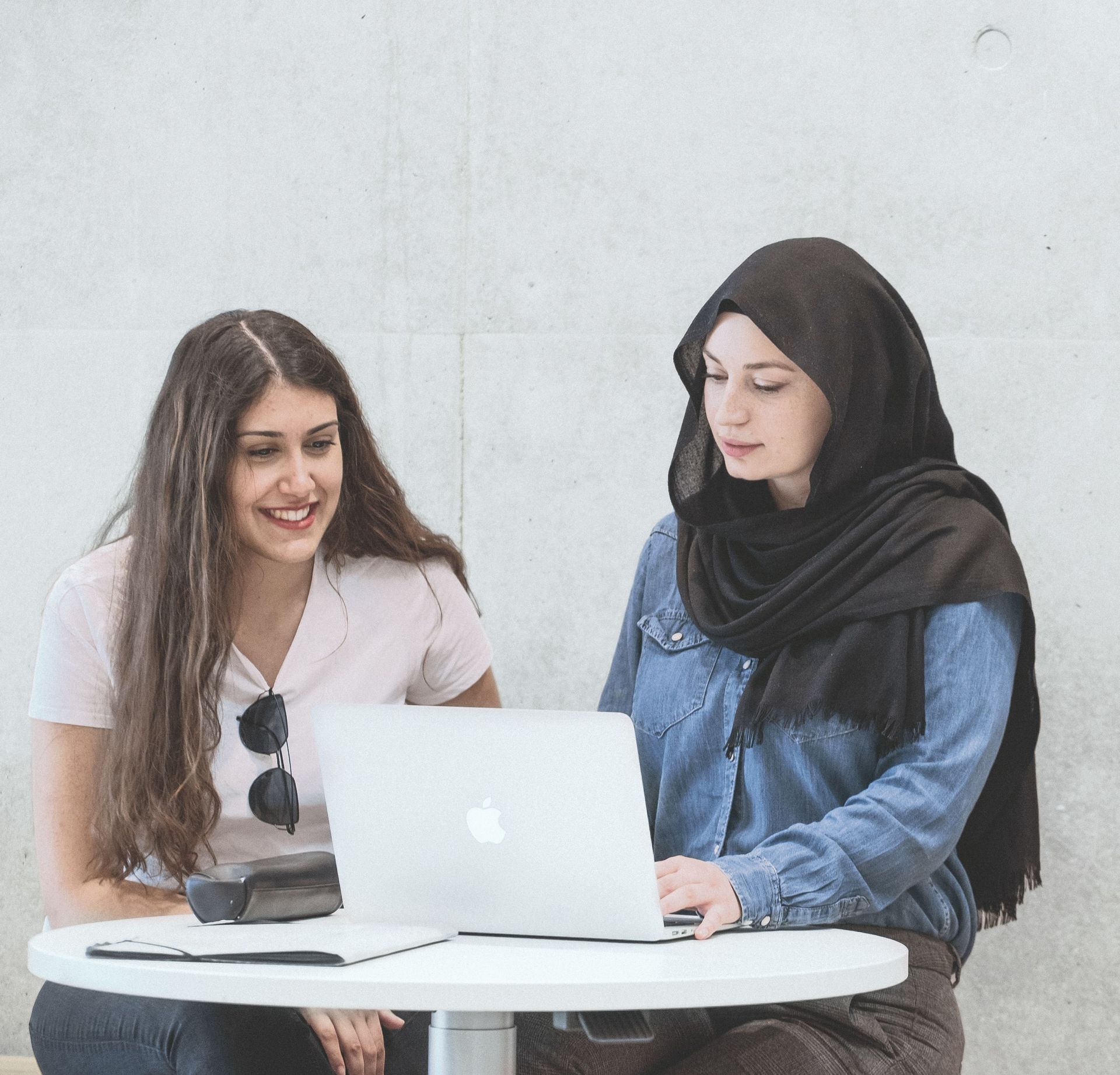 Zwei junge Frauen unterhalten sich