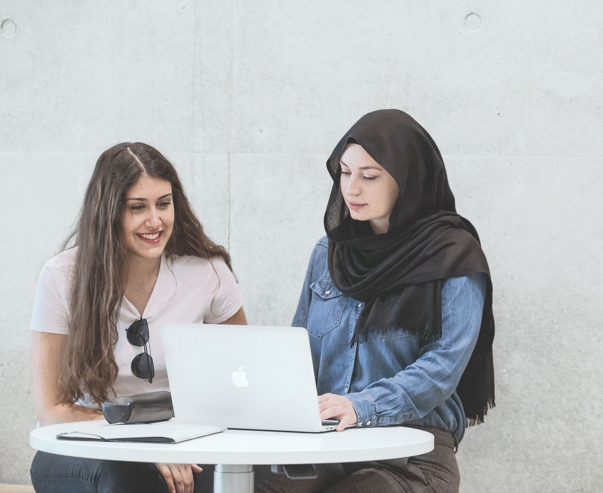 Zwei junge Frauen unterhalten sich