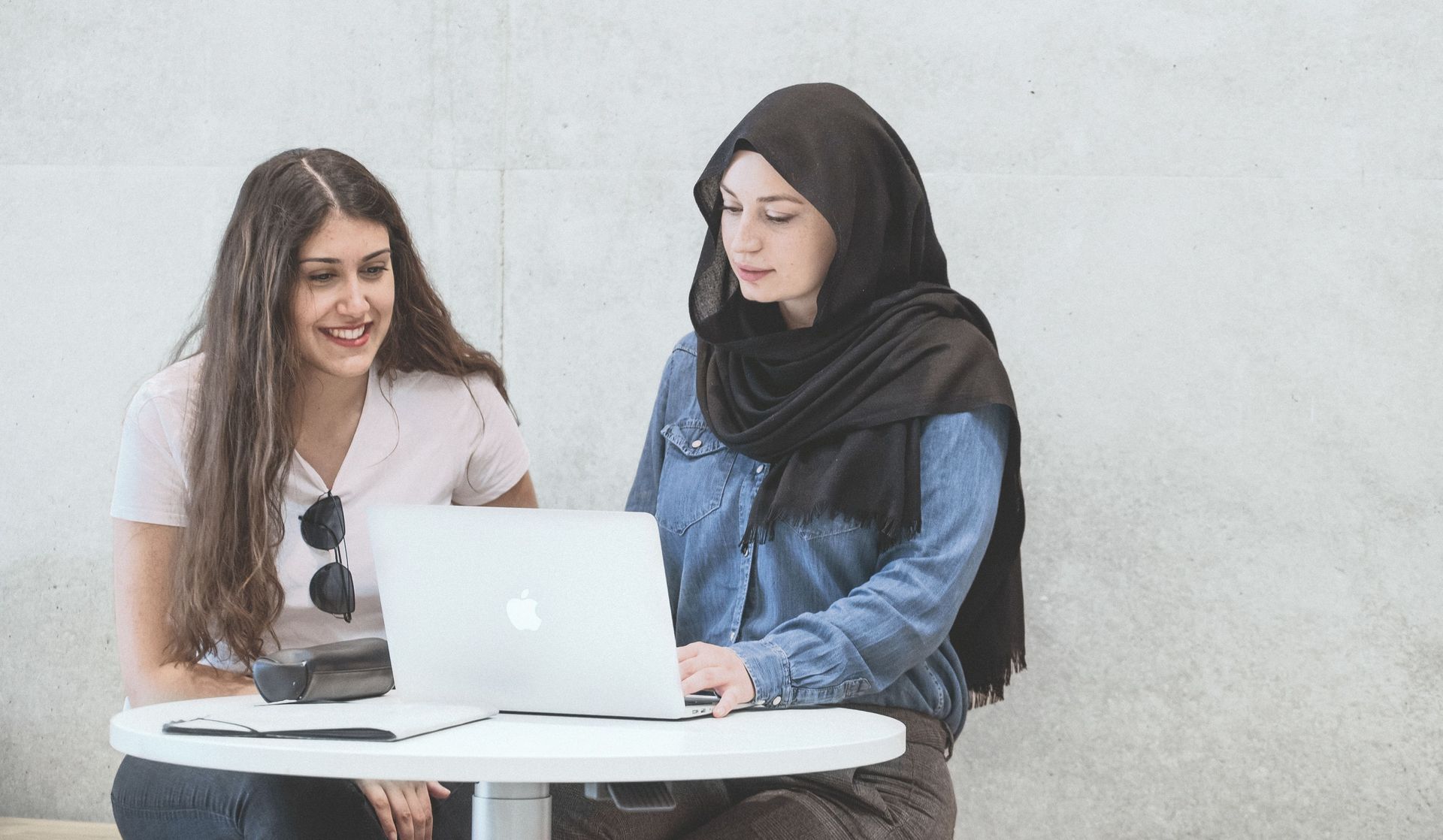 Zwei junge Frauen unterhalten sich