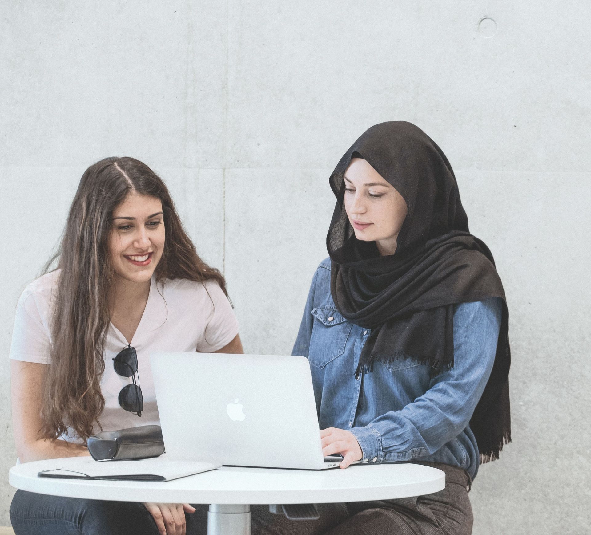 Zwei junge Frauen unterhalten sich