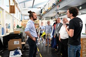 Das Bild zeigt Tobias Bacherle und Mitglieder der Hochschule im Open Innovation Lab.