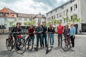 Gruppenfoto, von links: Prof. Dr. Maike Sippel, Catalina Wild, Prof. Dr. Andreas Großmann, Franco Rose, Christina Friedrich, Lukas Steigerwald, Theresa Schmuker und Chiara Diegelmann. 