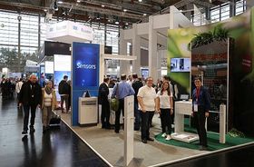 Messestand der Firma Baumer mit Messebesuchern