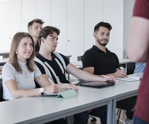Studierende bei einem Seminar in kleiner Runde.