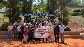 Gruppenfoto deutscher und malaysischer Studierender vor Palmen