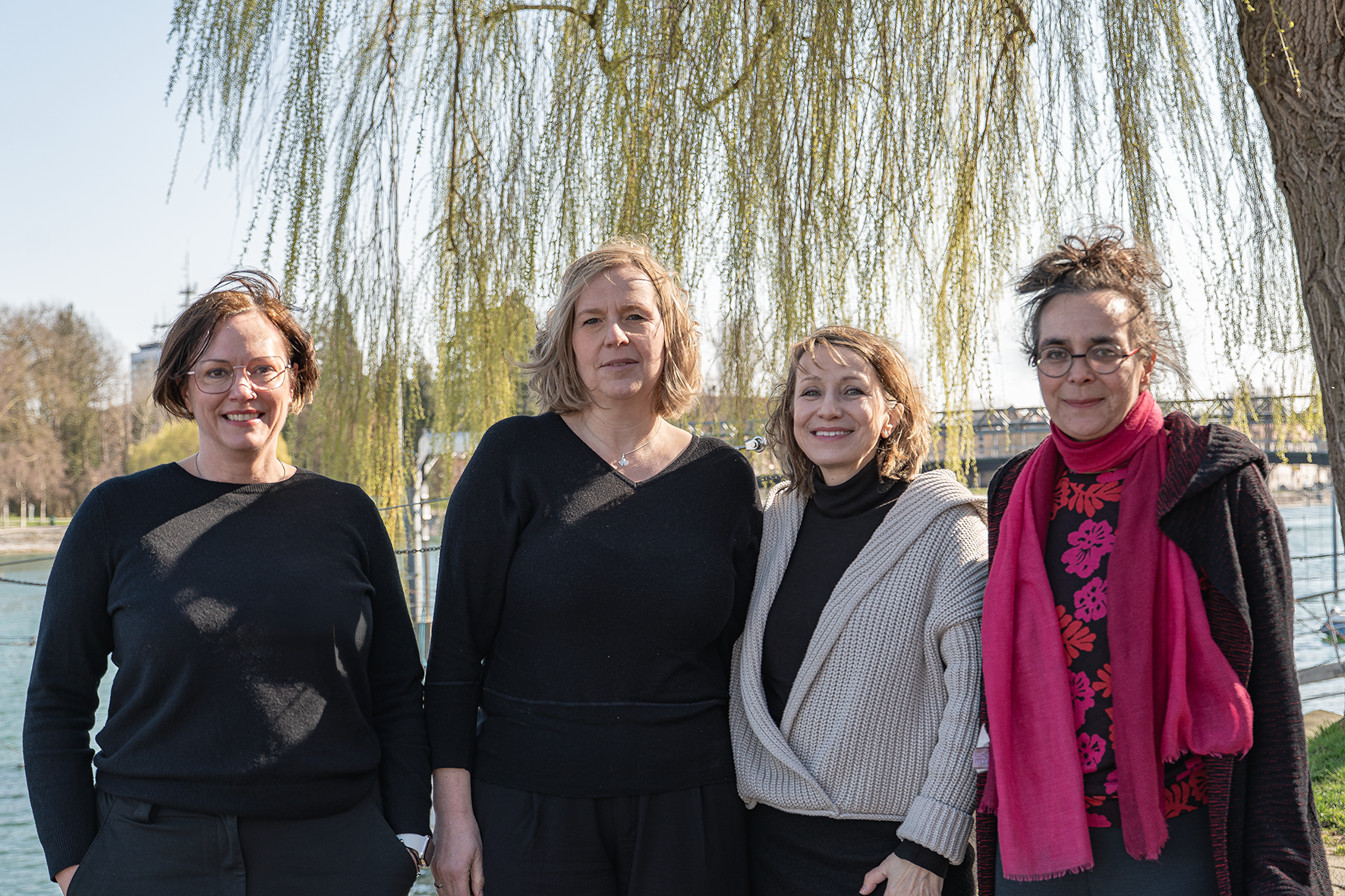 Porträt von 4 Personen, Die Gesichter hinter dem Gleichstellungskonzept, von links nach rechts: Vera Maier-Tragmann, Grit Roth, Prof. Karin Kaiser und Michaela David, alle schauen mit freundlichem Lächeln in die Kamera und stehen draußen in der Sonne.
