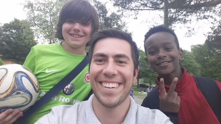 Ein Selfie von Christoph Hoser und zwei Kindern. Eines hält einen Fußball in der Hand.