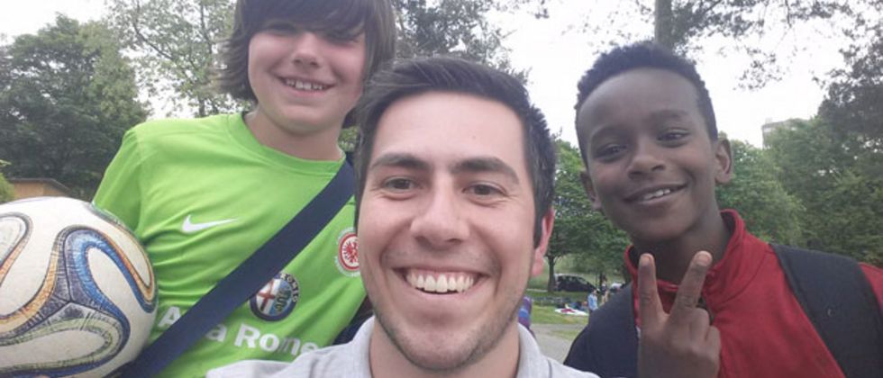 Ein Selfie von Christoph Hoser und zwei Kindern. Eines hält einen Fußball in der Hand.