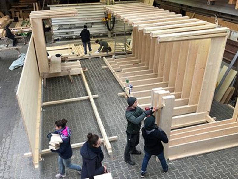 Studenten beim Bau des Landesgartenschau-Projekts von oben.