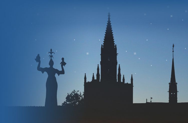 Shillouetten der Imperia, des Münsters und des Turms der Stephanskirche vor dem Nachthimmel mit Sternen.