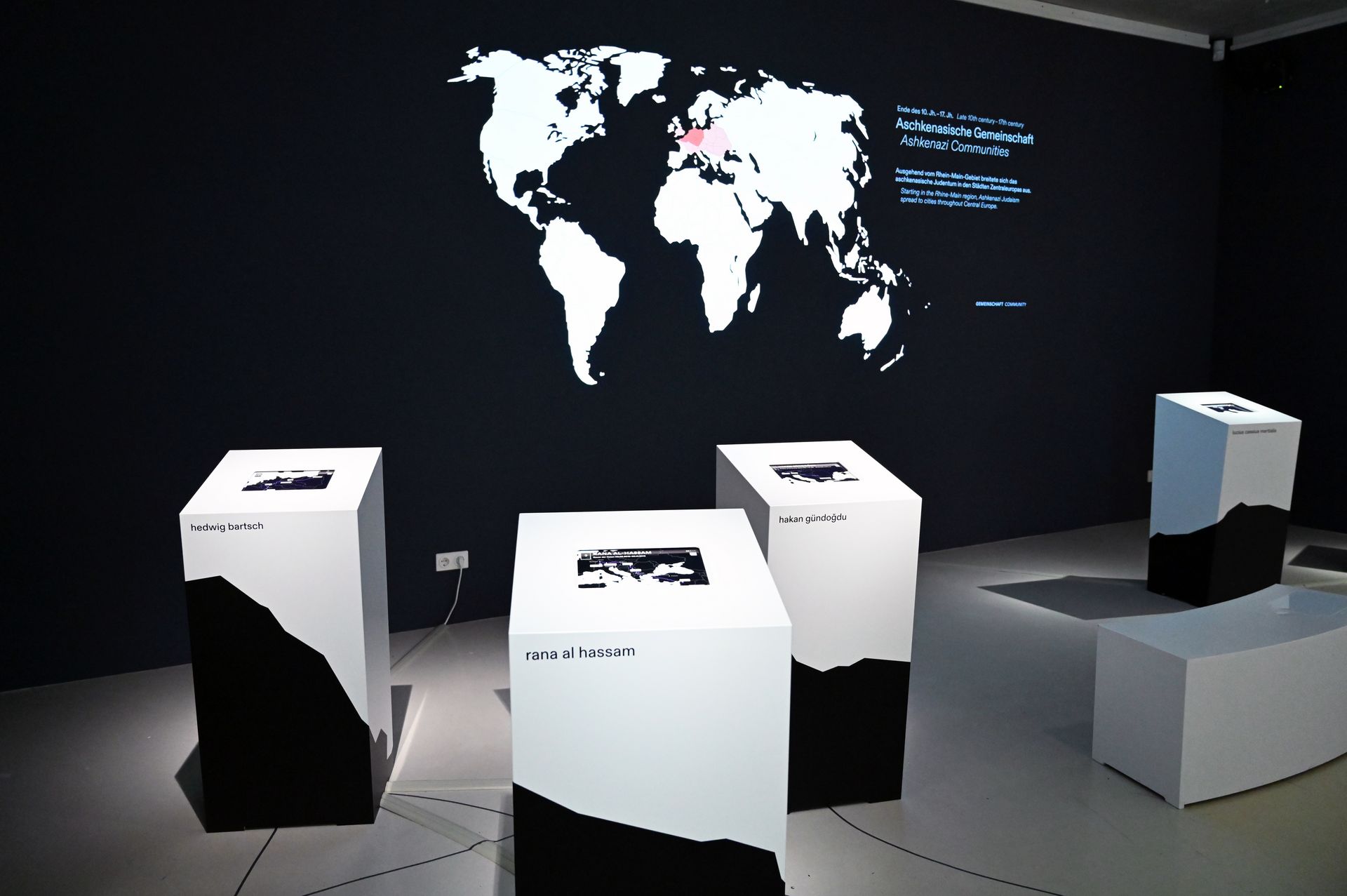 Ausstellungsraum mit Wandkarte und interaktiven Stationen
