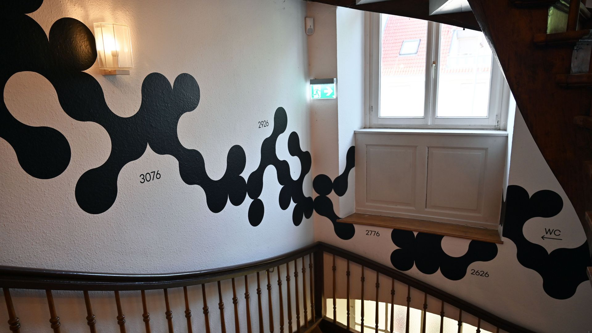 Zeitstrahl im Treppenhaus