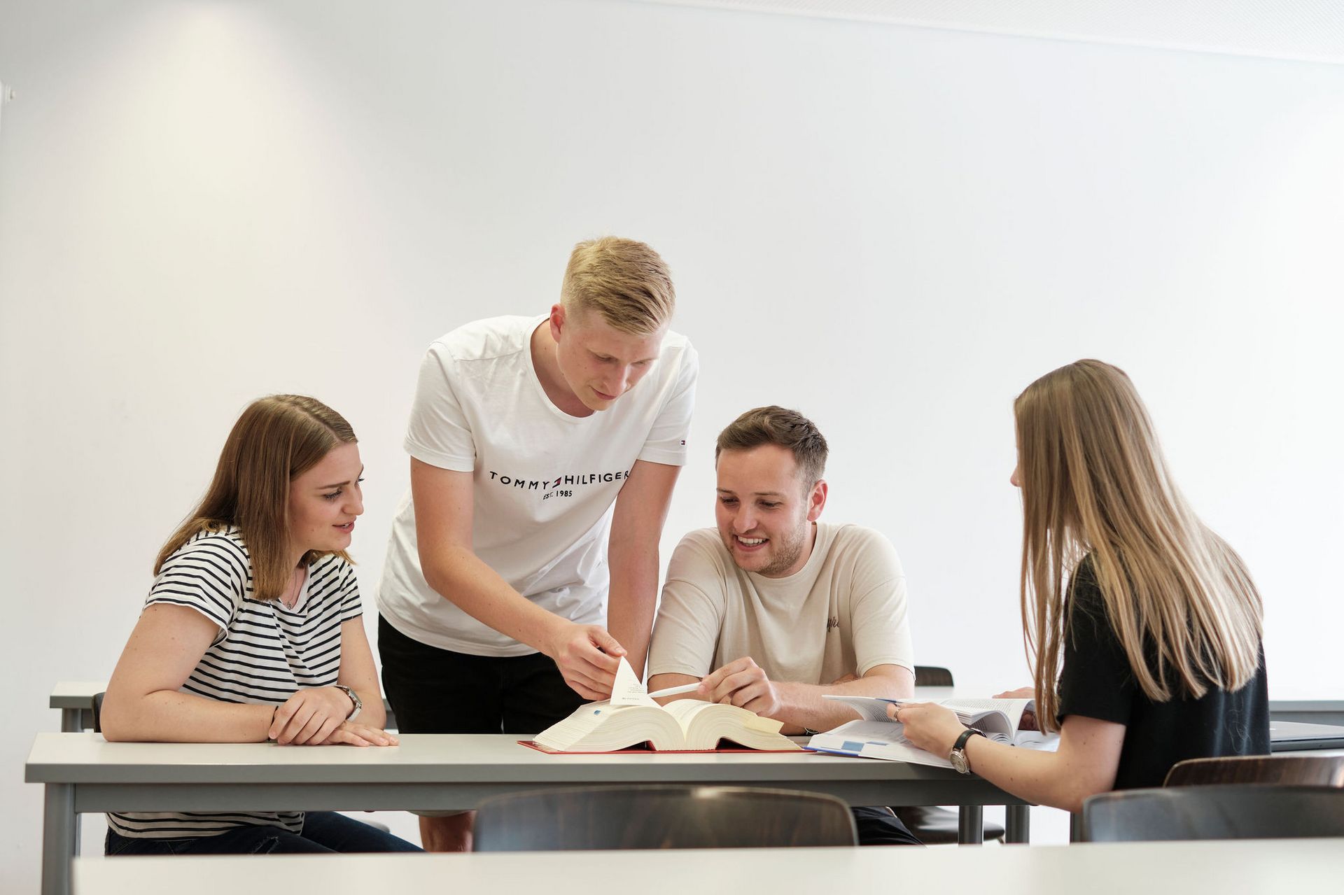 4 Studierende in einer Diskussion