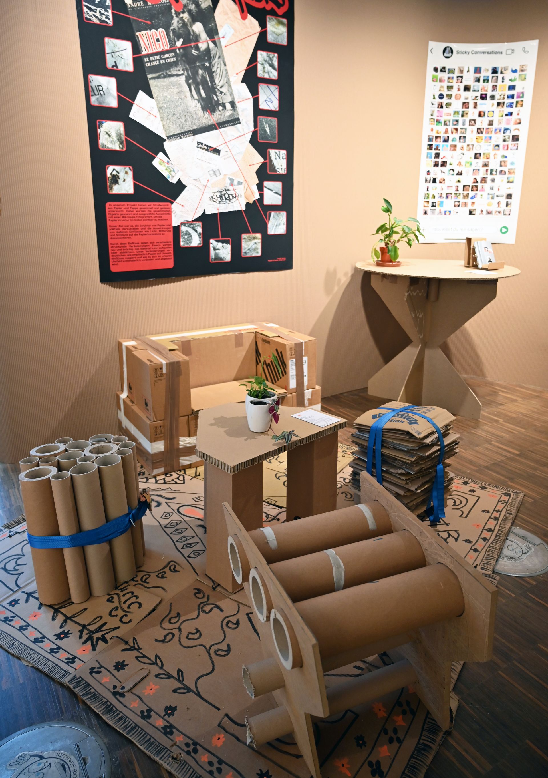 Ausstellungsraum "Papier und Pappe" mit Möbeln aus Pappe