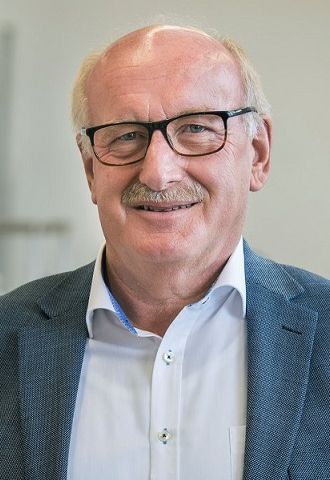 Prof. Dr. Dr. h.c. Paul Gümpel lächelt den Betrachter an