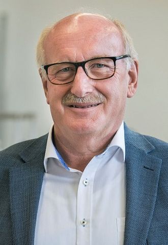 Prof. Dr. Dr. h.c. Paul Gümpel Prof. Dr. Dr. h.c. Paul Gümpel lächelt den Betrachter an