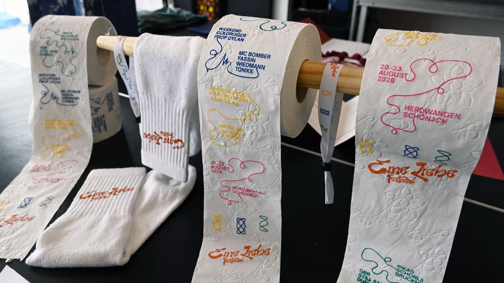 Ausstellungsraum "Entwerfen und Komplexität"; bedruckte Klopapierrollen