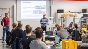 Teilnehmer:innen beim Durchführen eines Seminars.