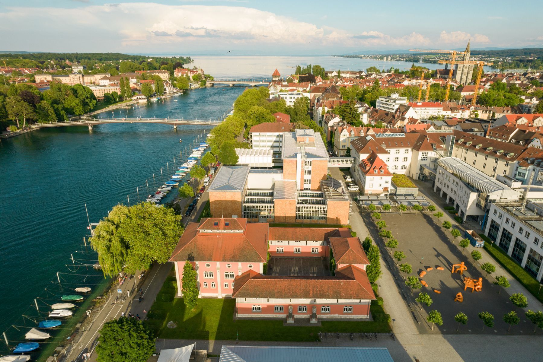 Der Seerhein und die am Seerhein gelegenen Gebäude der HTWG in der Vogelperspektive, mit Blick auf den Bodensee 