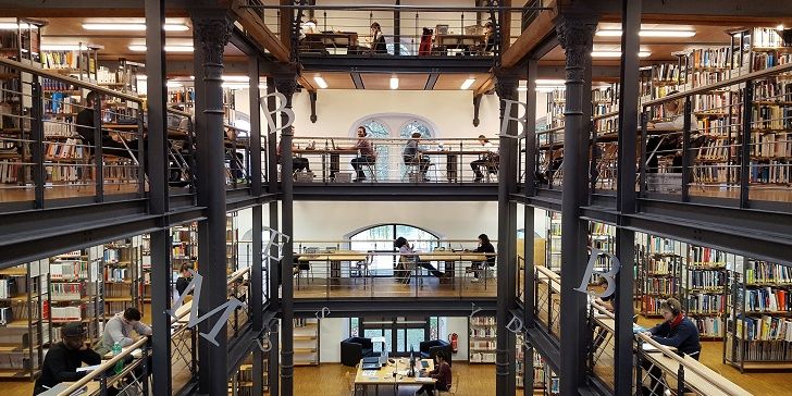 Link to all Catalogues and Databases Blick auf die Halle mit Bücherregalen und Arbeitsplätzen