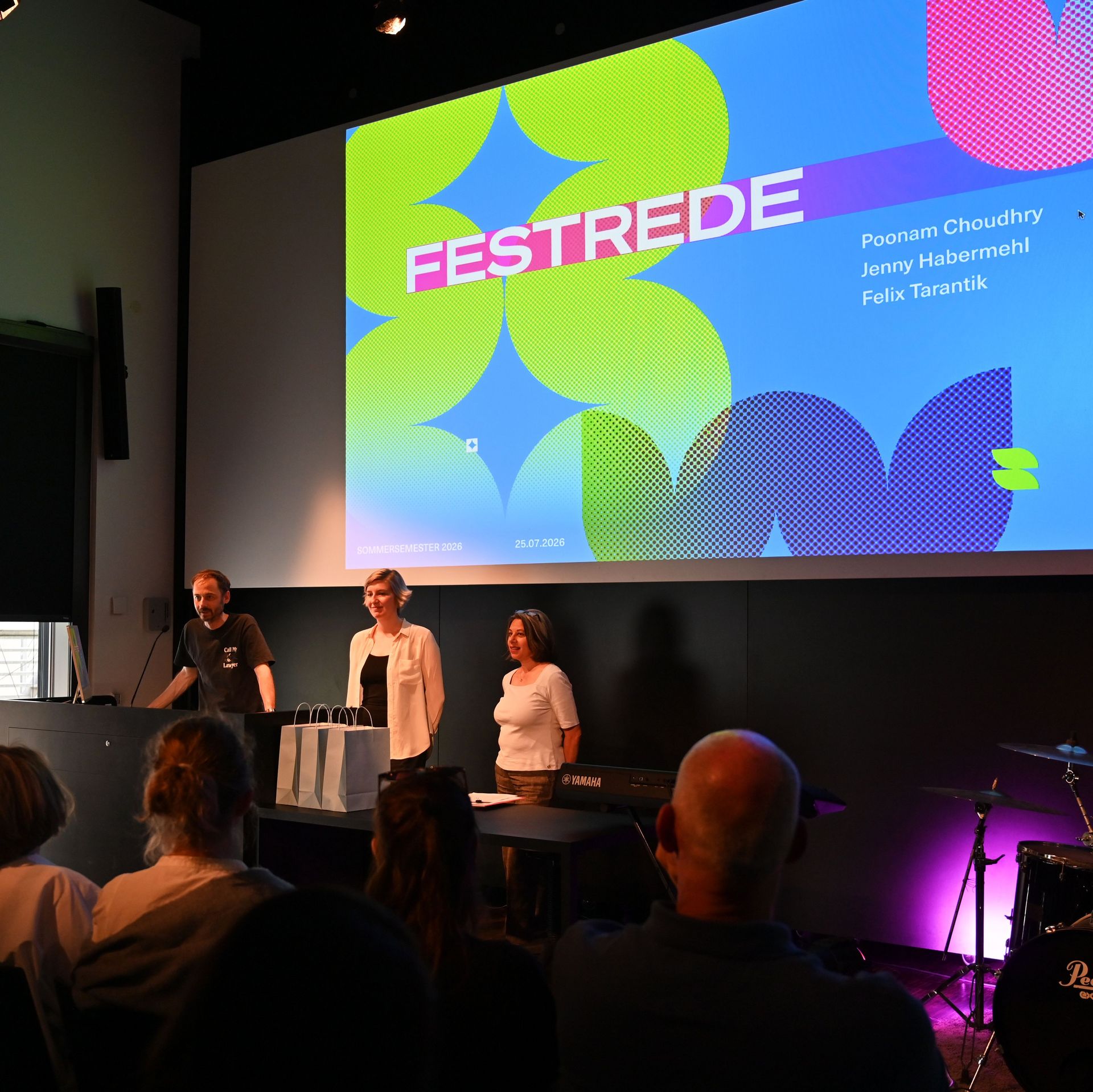 Die Juror*innen Felix Tarantik, Jenny Habermehl und Poonam Choudry bei ihrer Festrede.