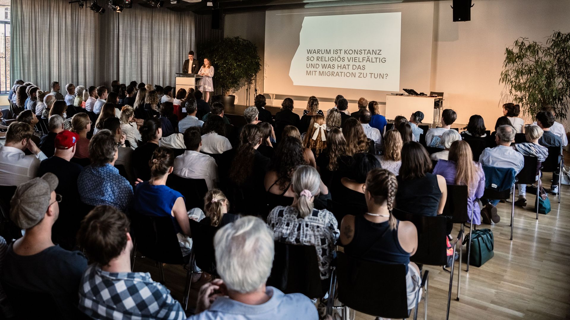 Foto Publikum und Bühne im Wolkensteinsaal des Konstanzer Kulturzentrums